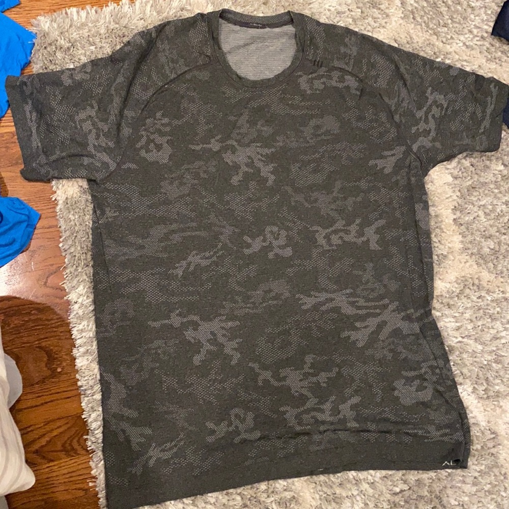 Greg Camo Men’s Lululemon tee XL